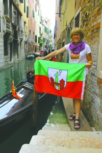 Mady Host trägt Magdeburg durch die Welt, zeigt im wahrsten Sinne „Flagge“, kommt mit Menschen in anderen Ländern ins Gespräch und erzählt ihnen von ihrer Heimat … 
