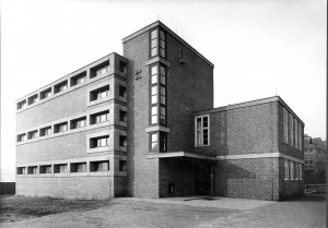 Das 1927 von Johannes Göderitz im Stil Neuen Bauens  errichtete Gröninger Bad - heute Musik- und Medienzentrum.