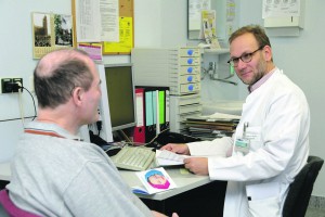 Dr. Friedhelm C. Schmitt beim Patientengespräch in der Epilepsiesprechstunde. Foto: Uniklinik