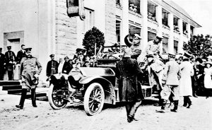 Rückblick: Paul von Hindenburg, damals Kommandierender General des IV. Armee-Korps in Magdeburg, empfängt Kronprinz Wilhelm (vorn auf dem Auto) 1909 zum Pferderennen. Quelle: Stadtarchiv Magdeburg