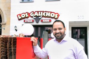 Gastronom mit Leidenschaft: Bhupinder Singh bringt laut eigener Aussage „die besten und saftigsten Steaks der Stadt mit Blick auf das Hundertwasserhaus“ auf die Teller. Sein neues Restaurant „Los Gauchos“ befindet sich auf dem Breiten Weg 202.