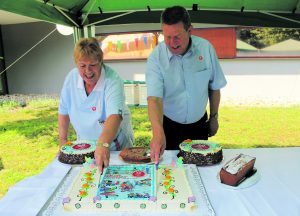 Das 40-jährige Bestehen feierten Bewohner und Mitarbeiter u.a. mit einer großen Torte, die von Einrichtungsleiter Ingolf Ulbrich und von Pflegedienstleiterin Helga Schwenke angeschnitten wurde.  Foto: WuP Magdeburg