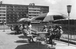 Das Feierabendheim im heutigen Heideweg zu DDR-Zeiten (unten). Seit 1976 existiert die Einrichtung, inzwischen als Haus Heideweg der Wohnen und Pflegen Magdeburg gGmbH bekannt.  Foto: WuP Magdeburg