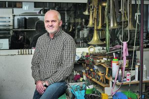 Blechblasinstrumentenbaumeister Michael Kozloff in seiner Werkstatt.