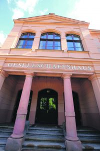 Als „Haus der Musik“ soll das Gesellschaftshaus in der Schönebecker Straße Treffpunkt sein für Musikfreunde jeden Genres. Foto: Peter Gercke