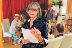 Das Seniorentheater bei der Probe, geleitet von Helga „Helle“  Spielberger (70). Foto: Peter Gercke 