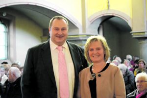 Veranstalter Frank Büschel mit Tabea Friedersdorf vom Hospiz der Pfeifferschen Stiftungen beim Benefizkonzert. Fotos: Anne König