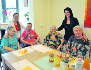 Fühlen sich in der Senioren-WG in der Nähe des Hasselbachplatzes wohl: Sybille, Erwin, Anneliese und Kurt (v.l.n.r.). Pflegedienstleiterin  Michele Binder (h.l.) und Pflegerin Viviane Ruppert kümmern sich gern um die Bedürfnisse der Bewohner.Foto: Seemann 